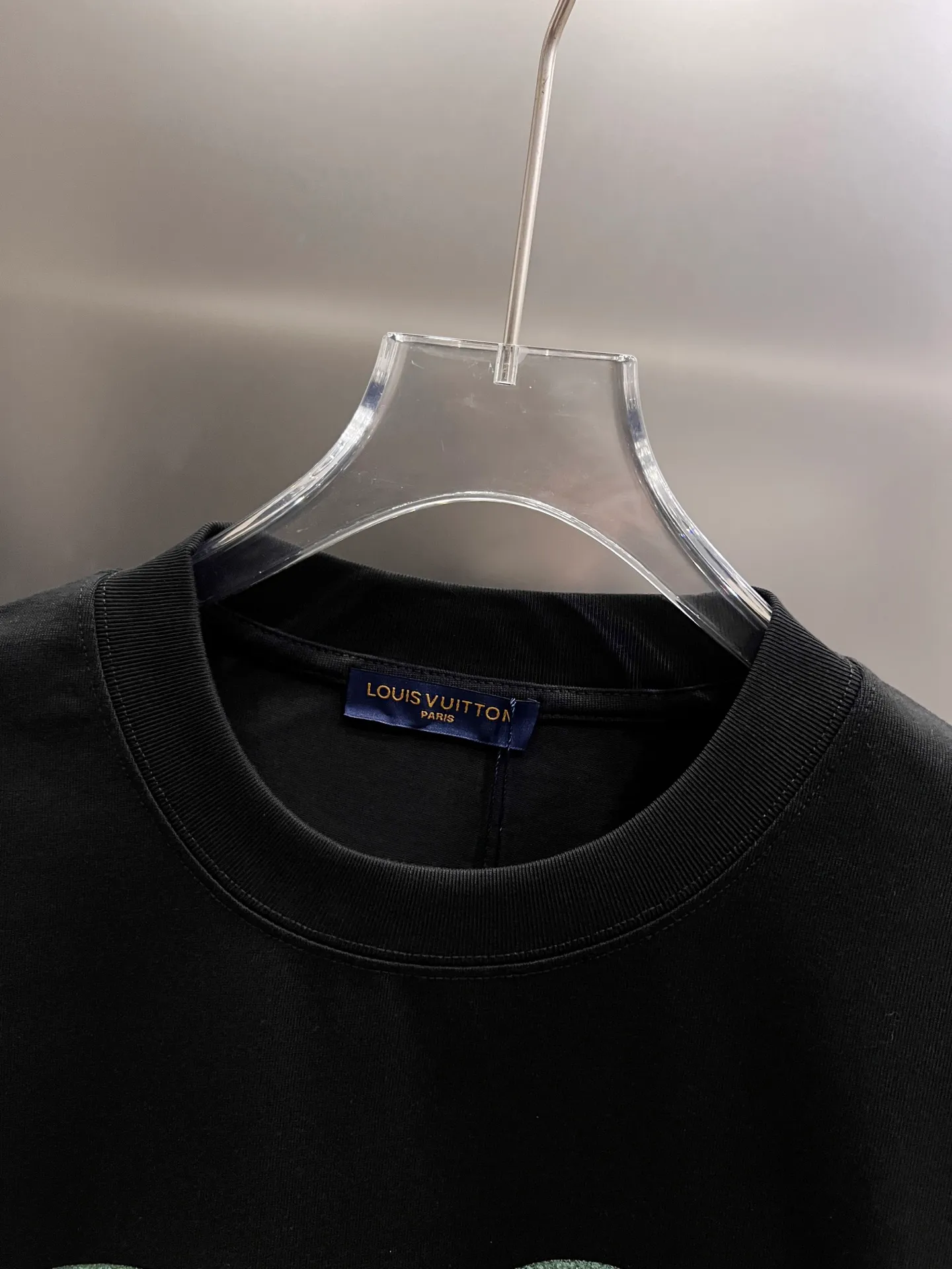 🅿️190 1v Louis* 2025 autumn and winter new style, classic big V letter three-dimensional craft design, high-end version! Highly breathable and comfortable, customized double-yarn plain cotton fabric. Short-sleeved T-shirt. Same style for men and women. Sizes S M L XL XXL Five sizes black white Angora red